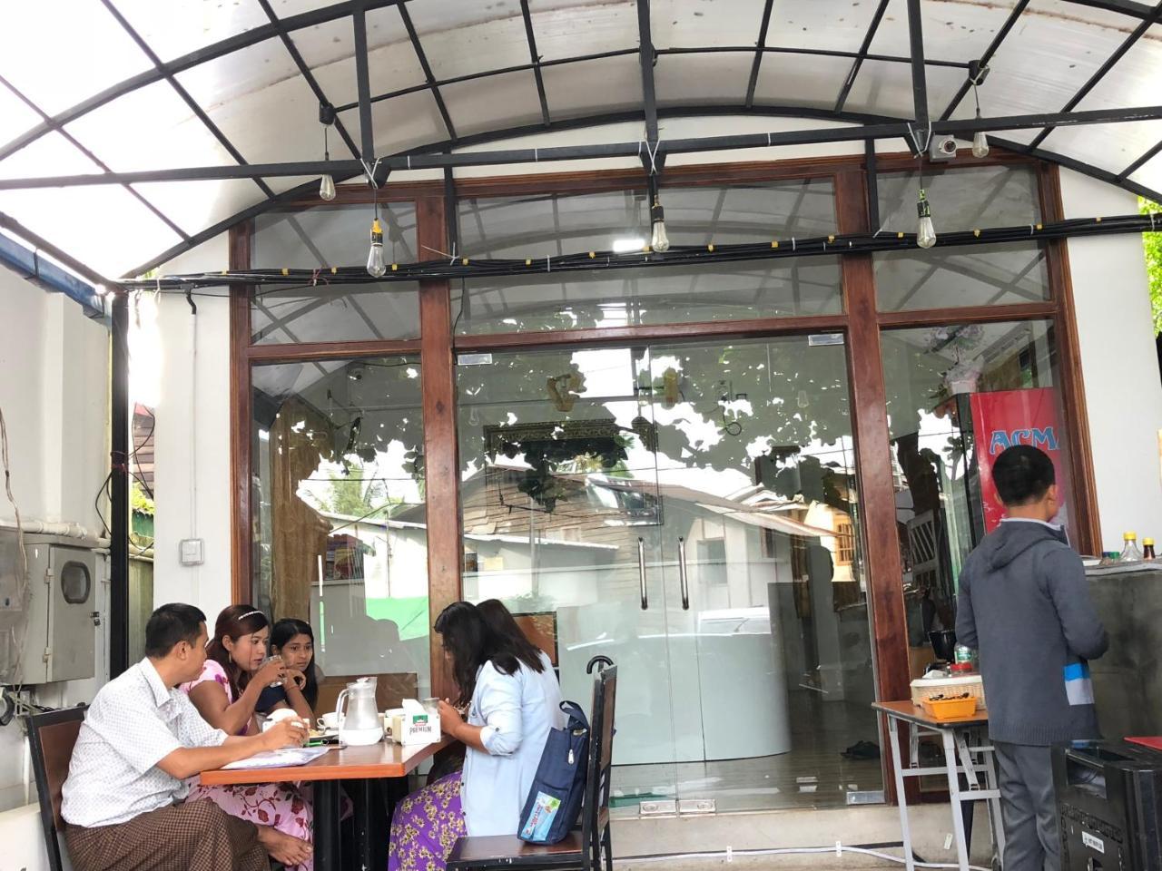 The Lodge Yangon Poshtel Exteriör bild