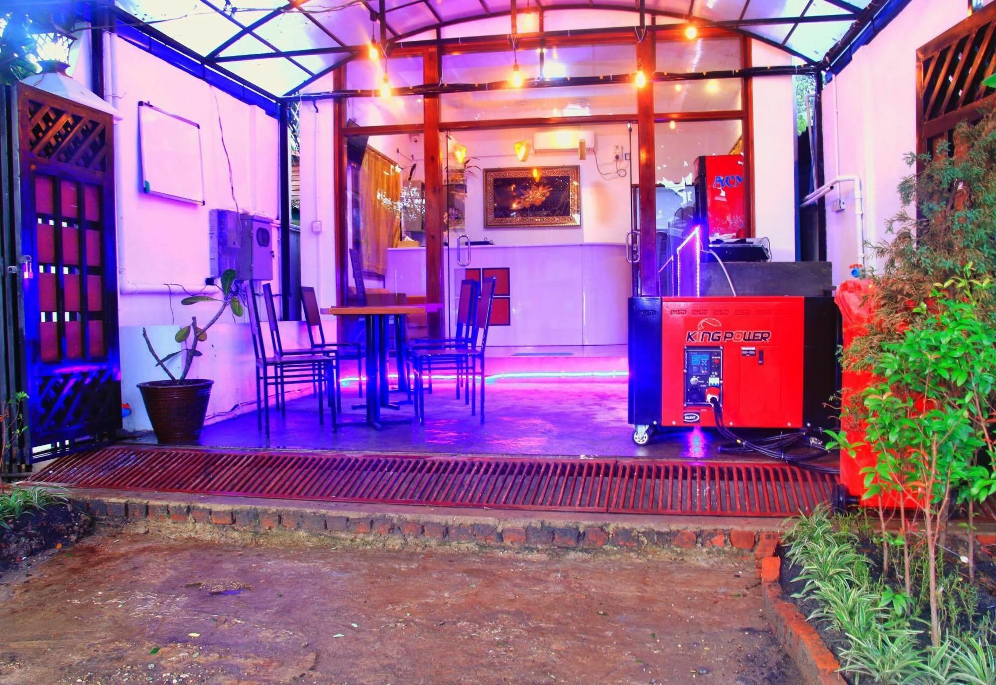 The Lodge Yangon Poshtel Exteriör bild